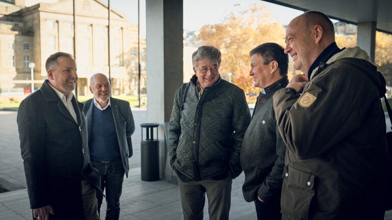 Vorstände des Landeswaldverbands vor dem Landtag von Baden-Württemberg