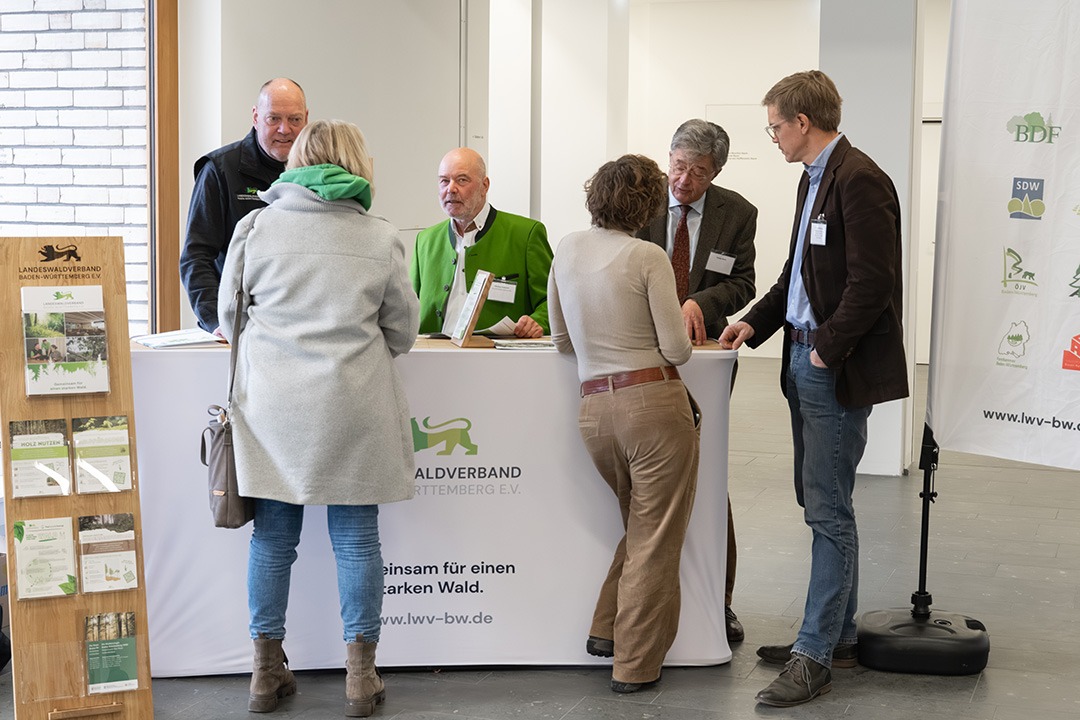 Infostand des Landeswaldverbands beim 9. Waldgipfel