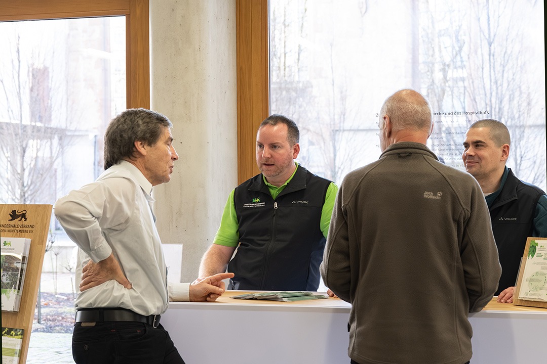 Dr. Eberhard Aldinger am Infostand des Landeswaldverbands