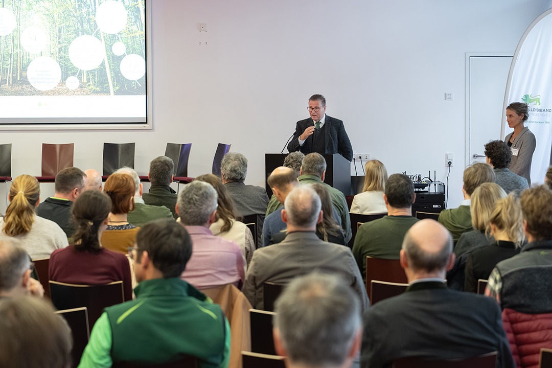 Peter Hauk hält eine Rede auf dem 9. Waldgipfel