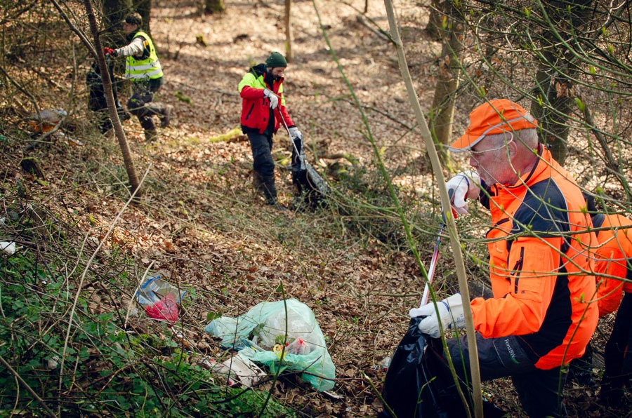 Dietmar Hellmann beim Waldputz