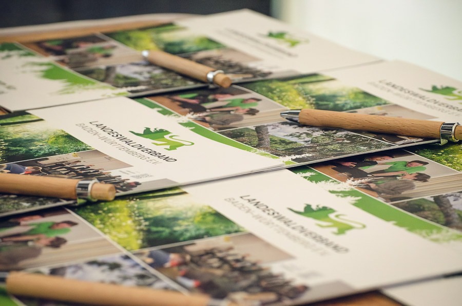 Broschüre und Holzkugelschreiber Landeswaldverband