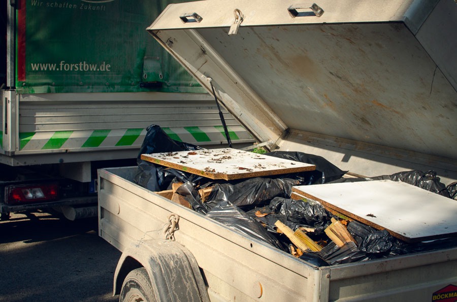 Anhänger mit Müll aus dem Wald