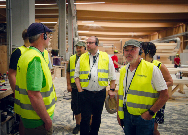 Der Landeswaldverband besichtigt das HolzBauWerk Schwarzwald