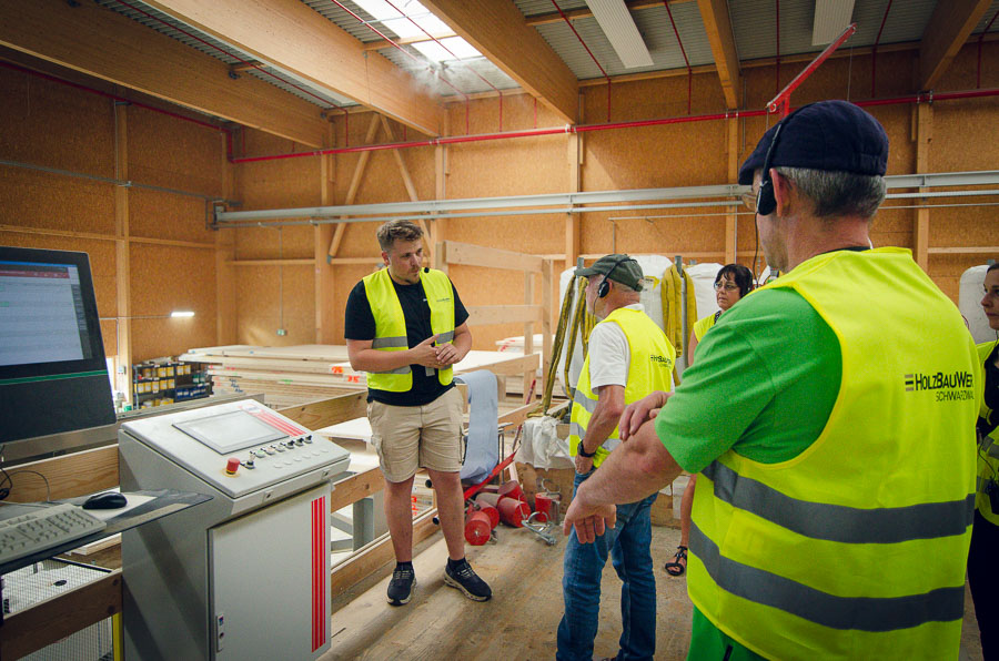 Tobias Gutekunst führt den Landeswaldverband durch das HolzBauWerk