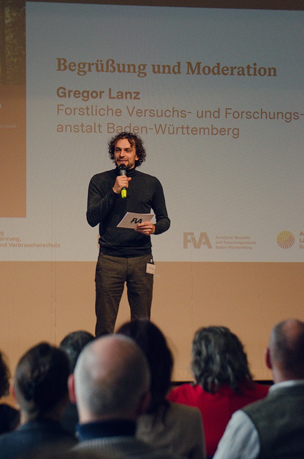 Moderator Gregor Lanz auf einer Bühne